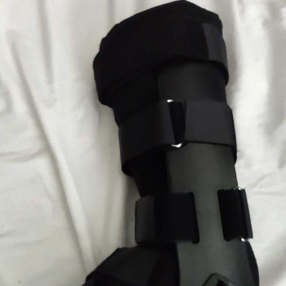 Deroyal Walking Boot View 2